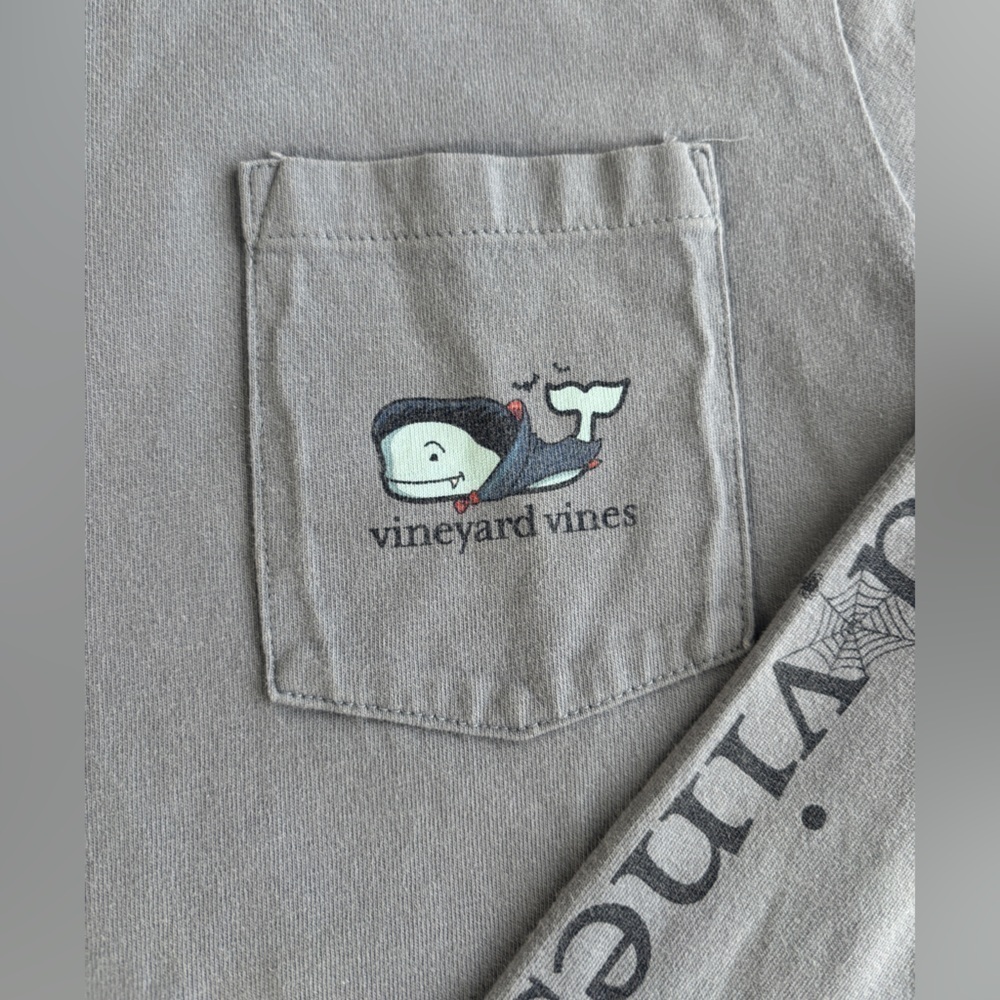 Vineyard Vines Halloween Shirt
L Blue Pocket Tee
Pullover Whale Vampire - Picture 4 of 8